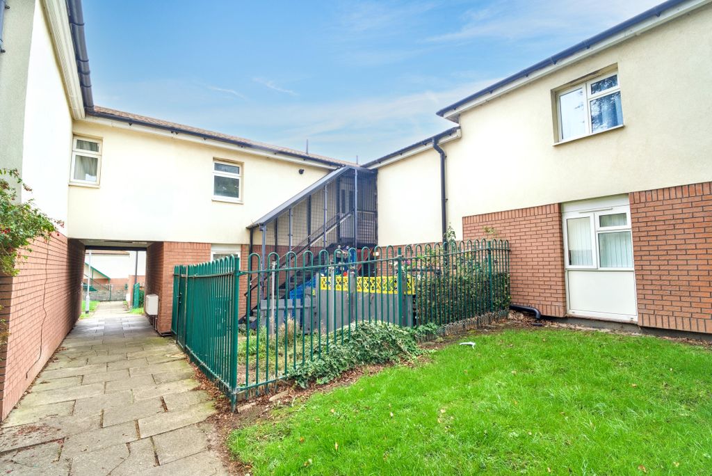 Property photo 1 of 17 23 Woodstock Walk, Bradford, West Yorkshire, Bd5 0Td