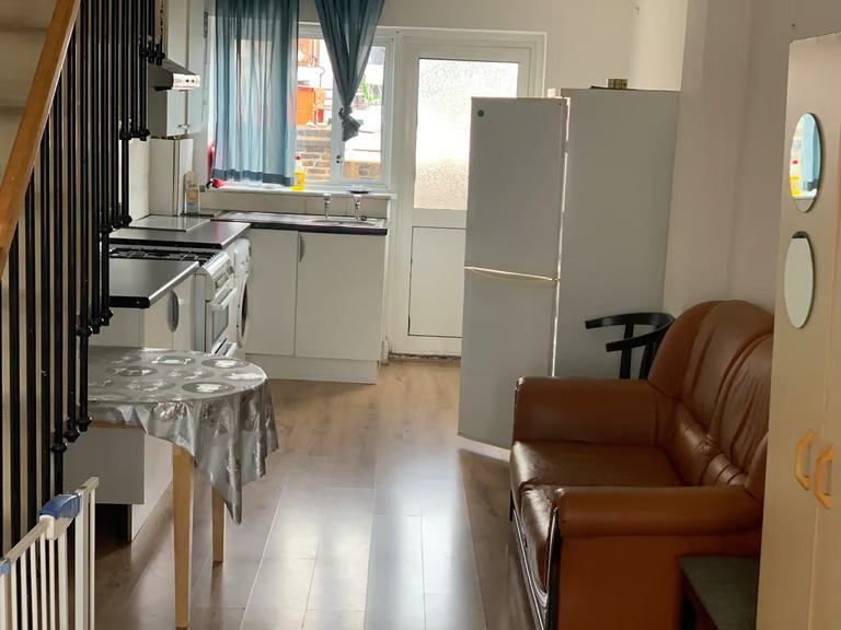 Property photo 1 of 7 2-Bedroom Maisonette Near Seven Kings