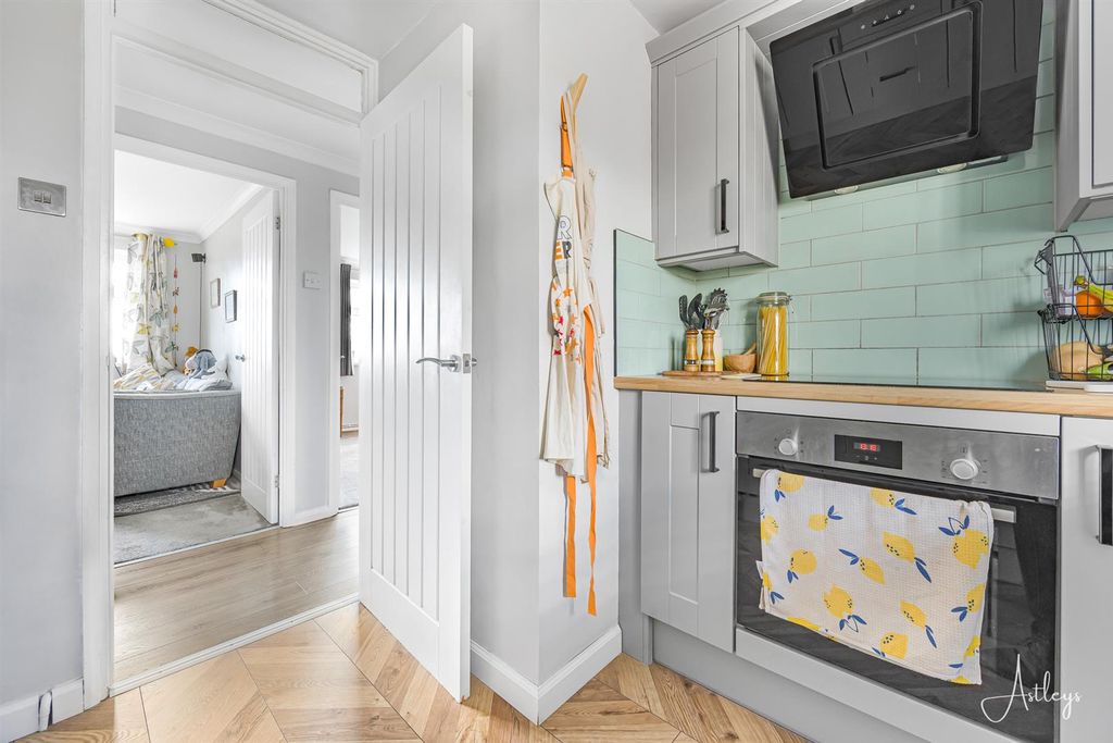 Property photo 3 of 18 Kitchen