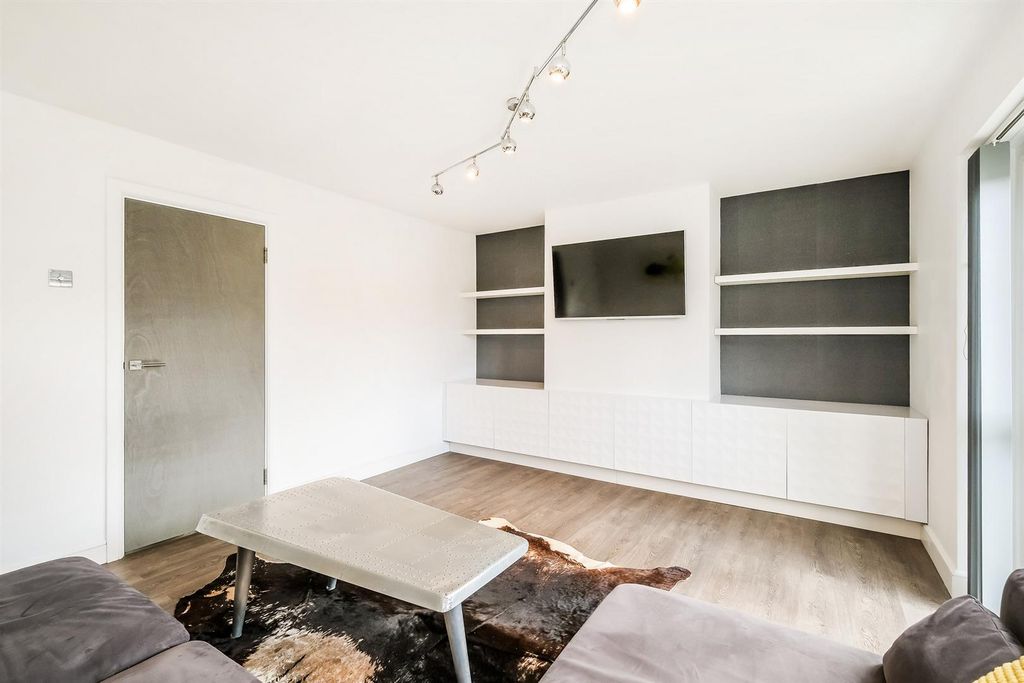 Property photo 3 of 17 102 Brading Crescent-16_Web.Jpg