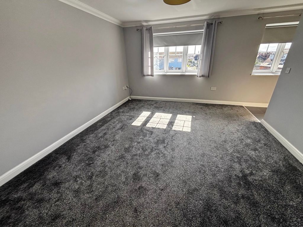Property photo 3 of 11 Lounge