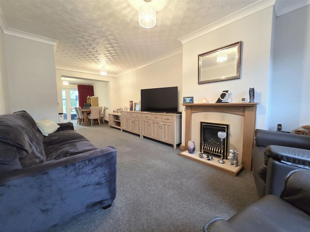 Property photo 3 of 18 Living Room