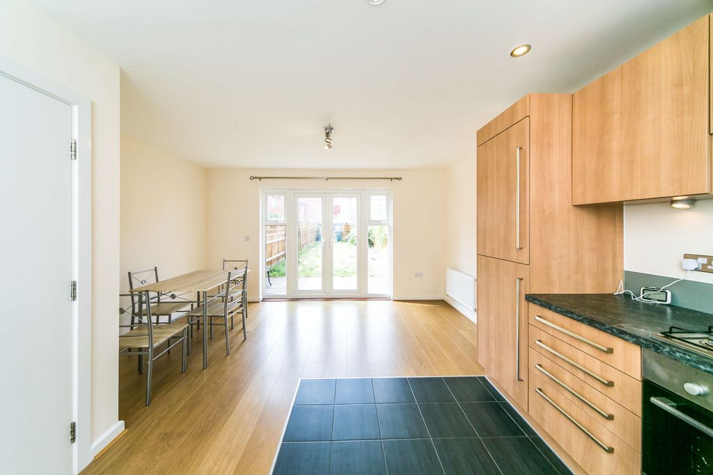 Property photo 3 of 12 8c779Df7-93Fe-4De1-B