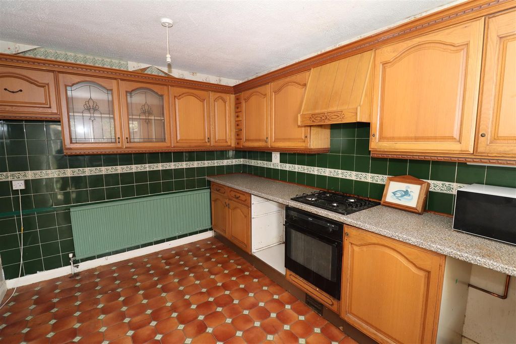 Property photo 3 of 10 Kitchen