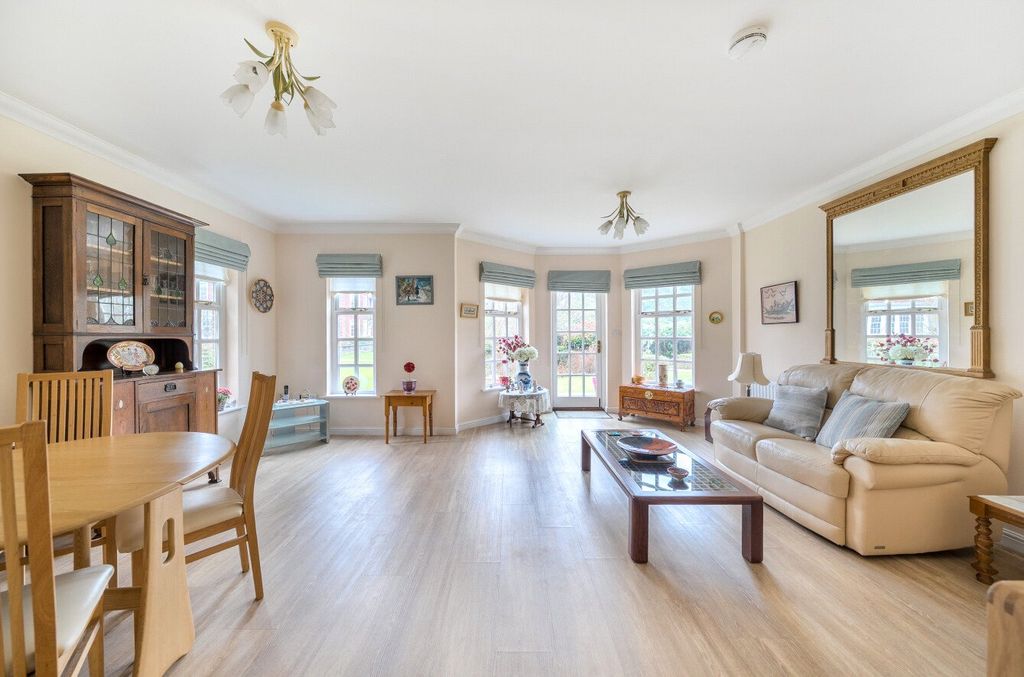 Property photo 2 of 19 Sitting Room