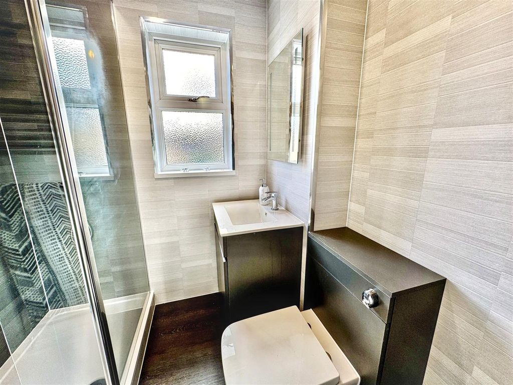 Property photo 3 of 16 Bathroom