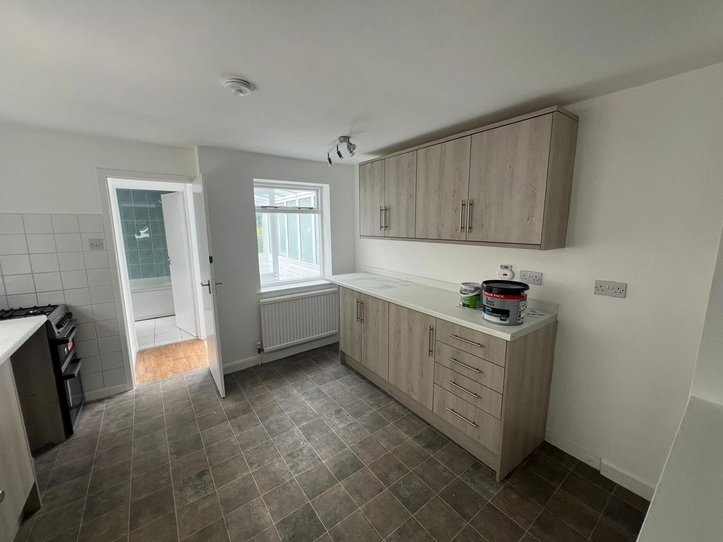 Property photo 3 of 10 Kitchen