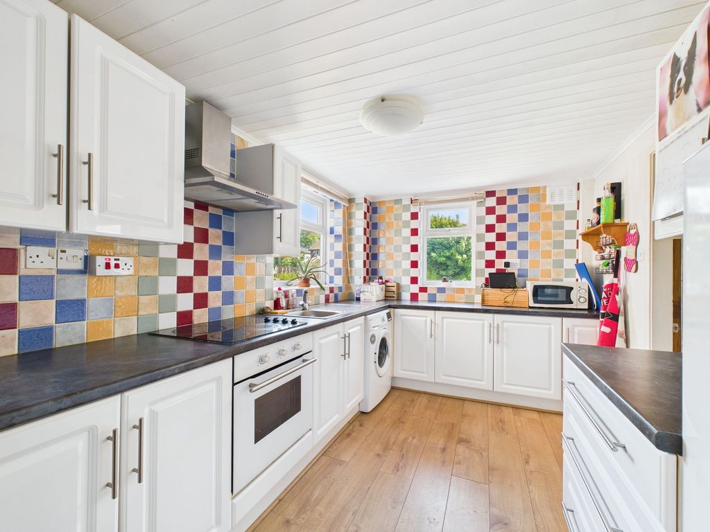 Property photo 3 of 18 Kitchen