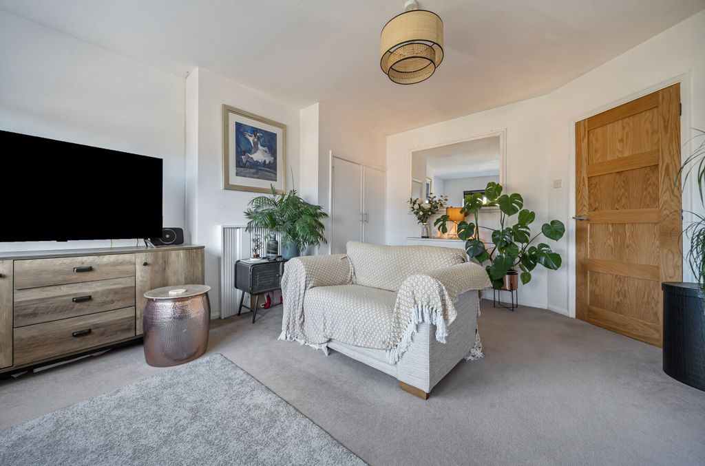 Property photo 3 of 19 1371445-19-68Fb5F...