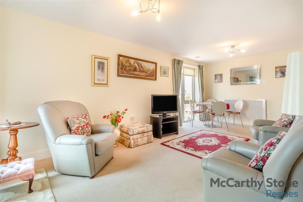 Property photo 3 of 22 8698315-Interior11.Jpg