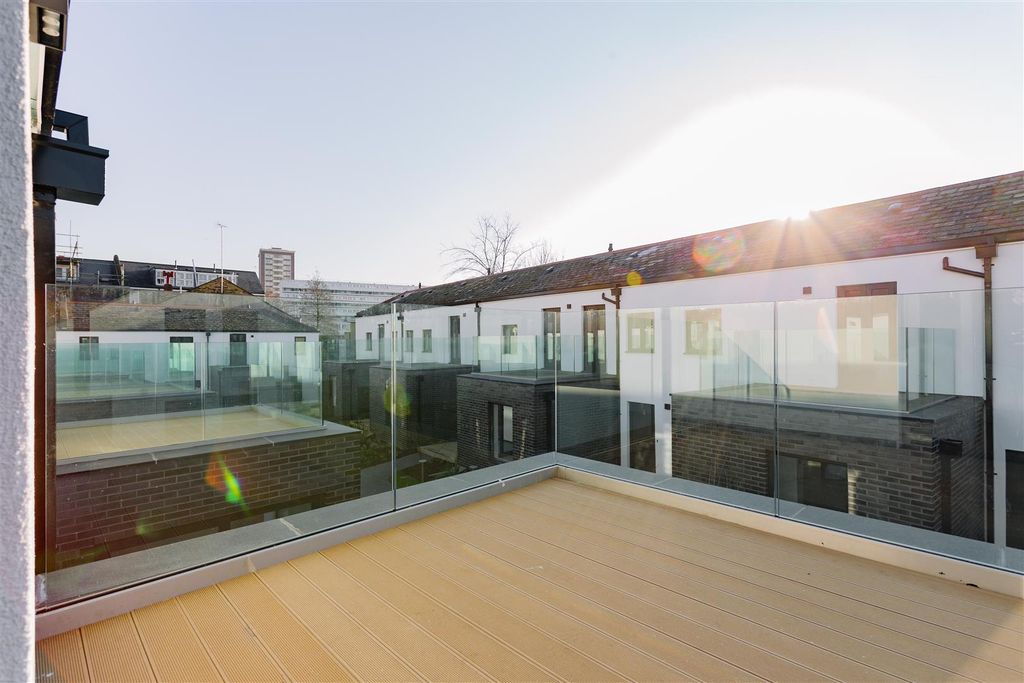 Property photo 3 of 13 Mb_Number 11_Fonthill Mews_22.Jpg