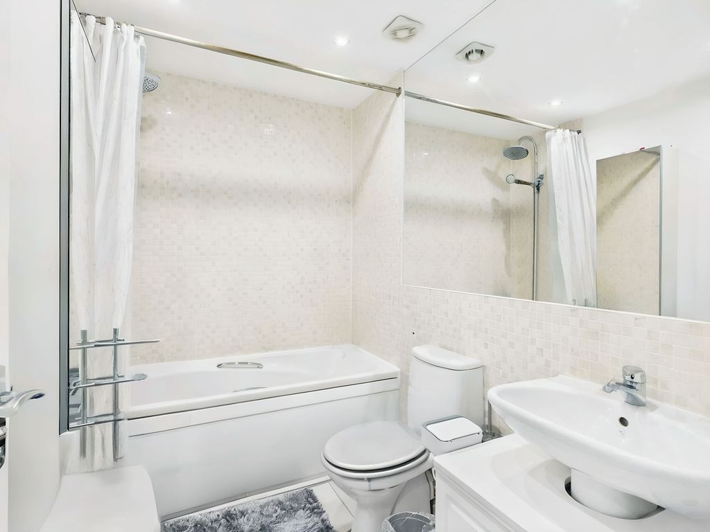 Property photo 2 of 28 Bathroom - Floor 2