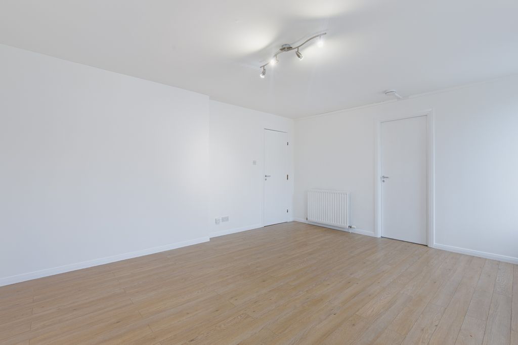 Property photo 3 of 11 Living2