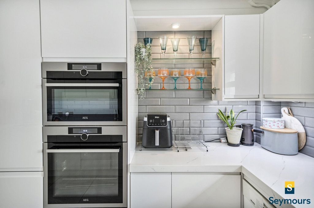 Property photo 2 of 24 Kitchen