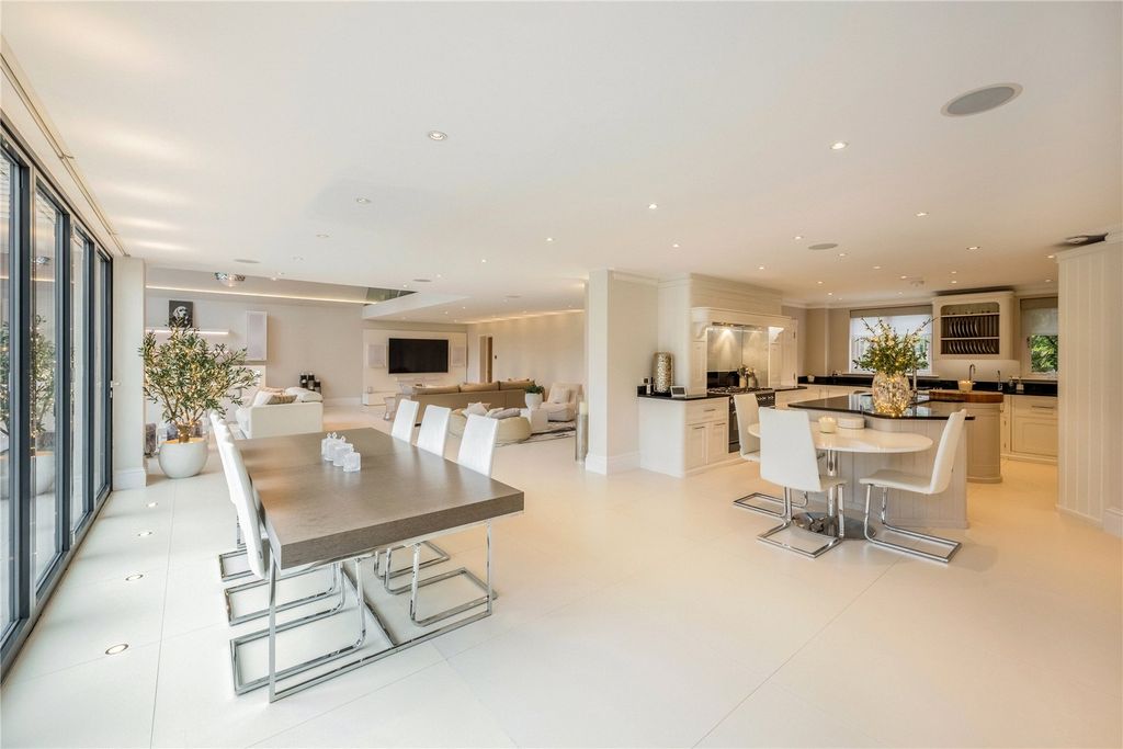 Property photo 3 of 26 Kitchen/Breakfast Rm