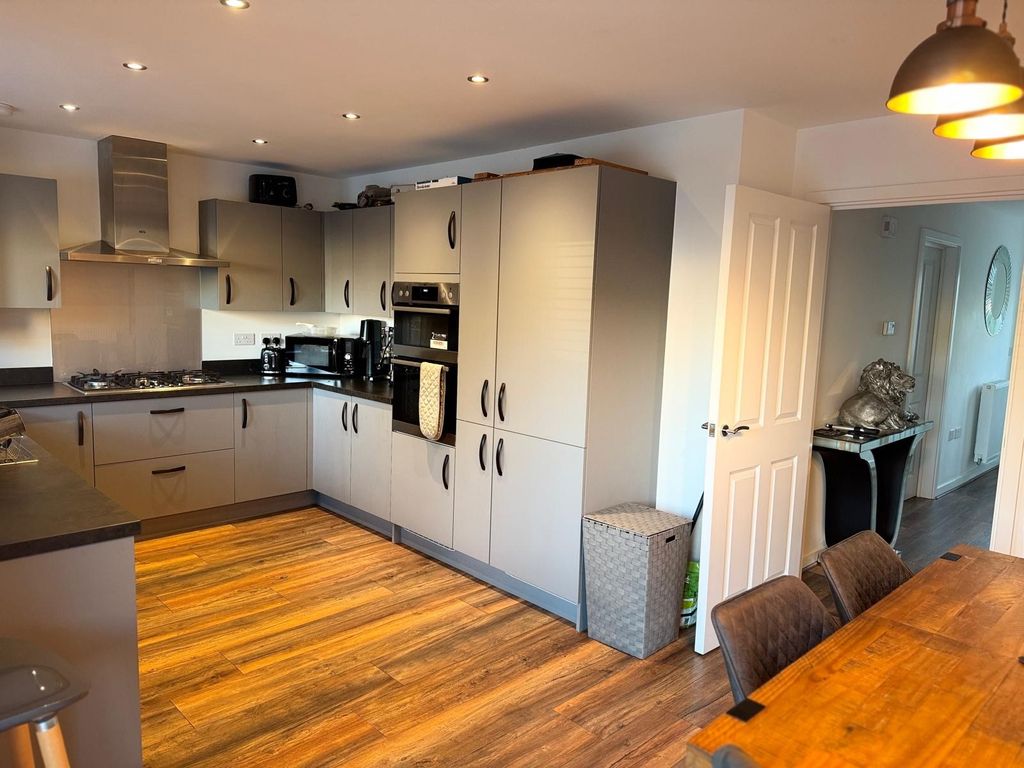 Property photo 3 of 18 Kitchen