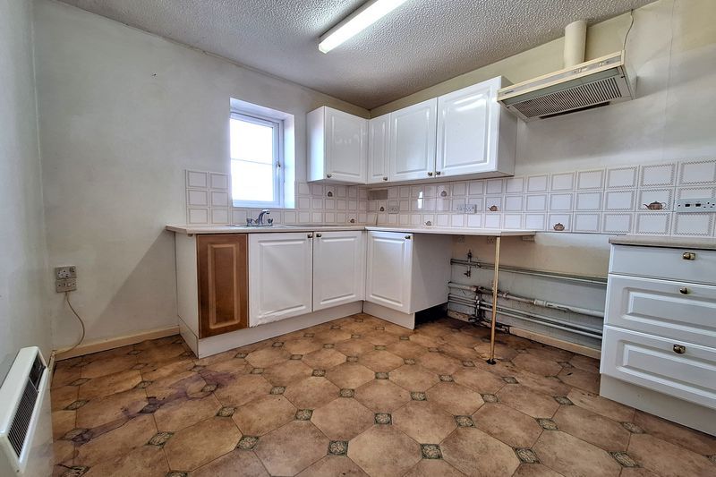 Property photo 3 of 11 Kitchen