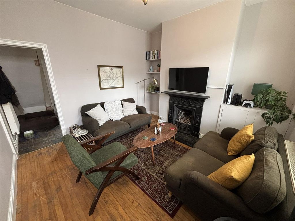 Property photo 3 of 31 Lounge