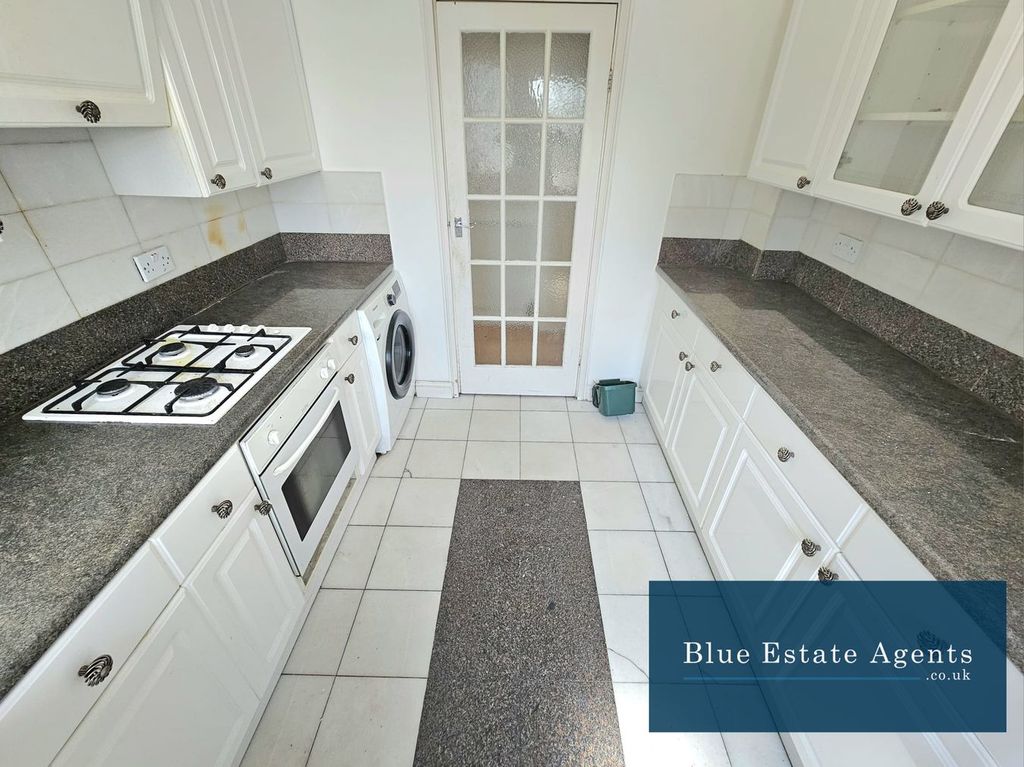 Property photo 2 of 10 Kitchen