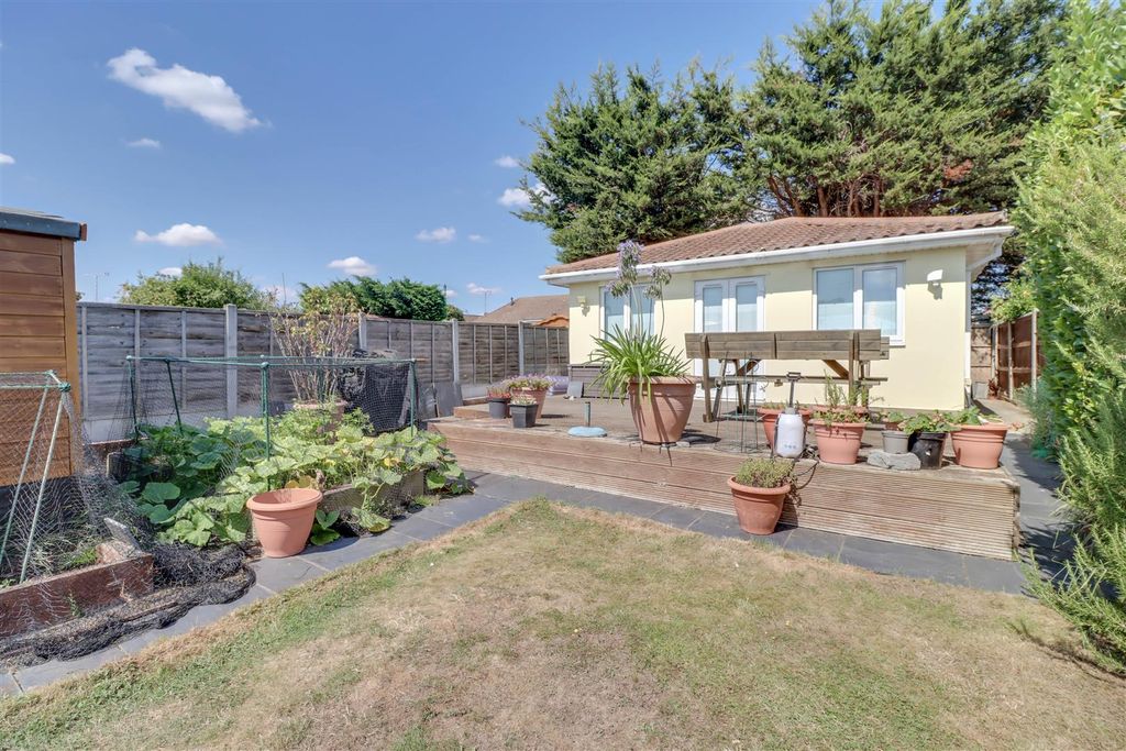 Property photo 1 of 20 7 Rettendon Gardens Wickford-17.Jpg