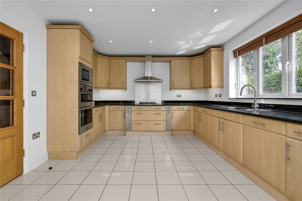 Property photo 3 of 17 Kitchen