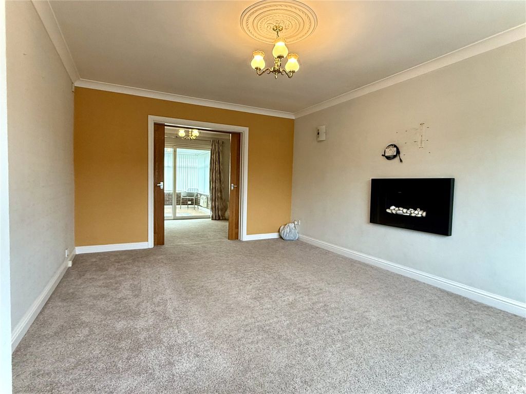 Property photo 3 of 21 Lounge