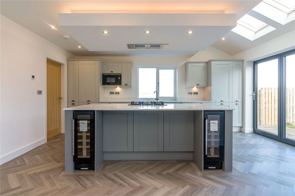 Property photo 3 of 23 Living Kitchen