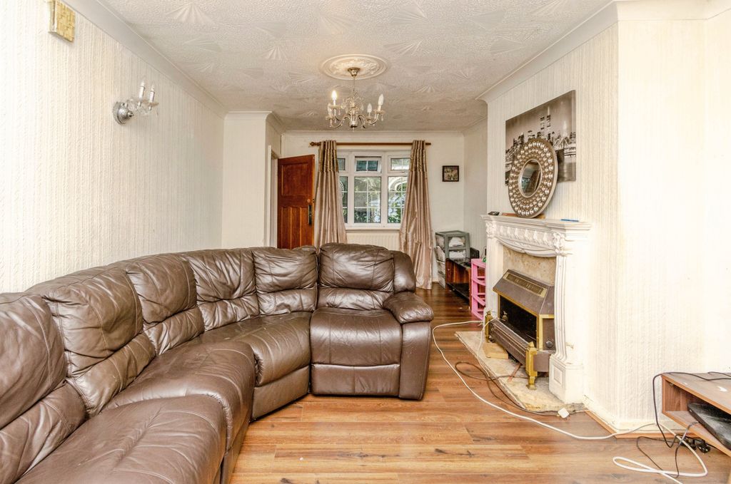 Property photo 3 of 19 Lounge