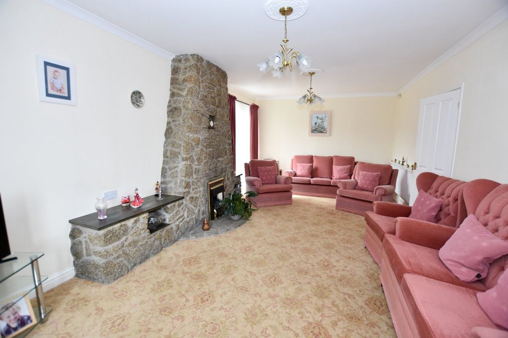 Property photo 3 of 15 Lounge