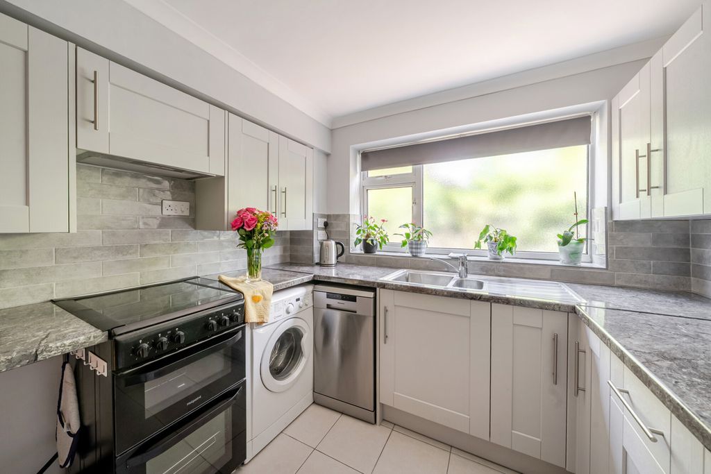 Property photo 3 of 14 1516742-10-6Aa28A...
