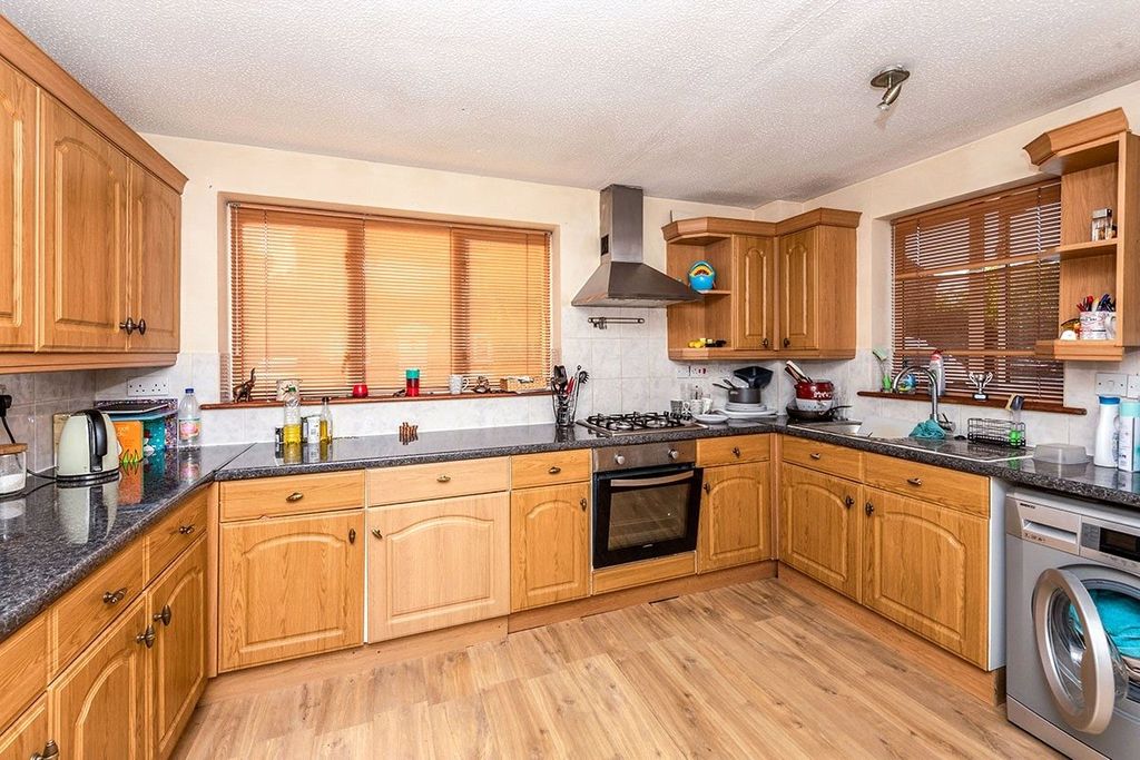Property photo 3 of 10 Kitchen
