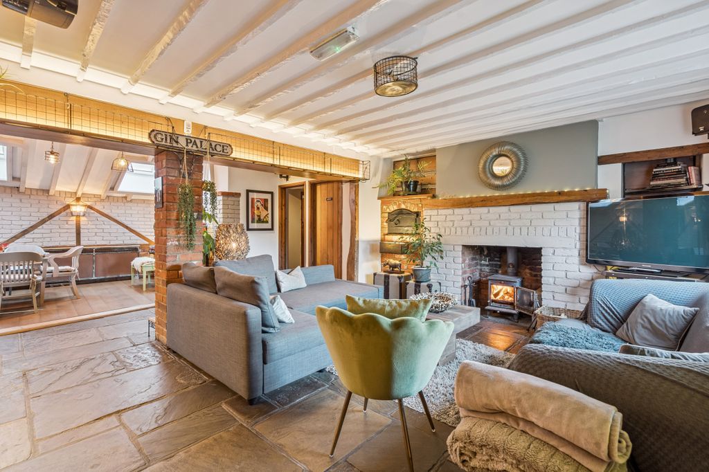 Property photo 3 of 24 Seating 2