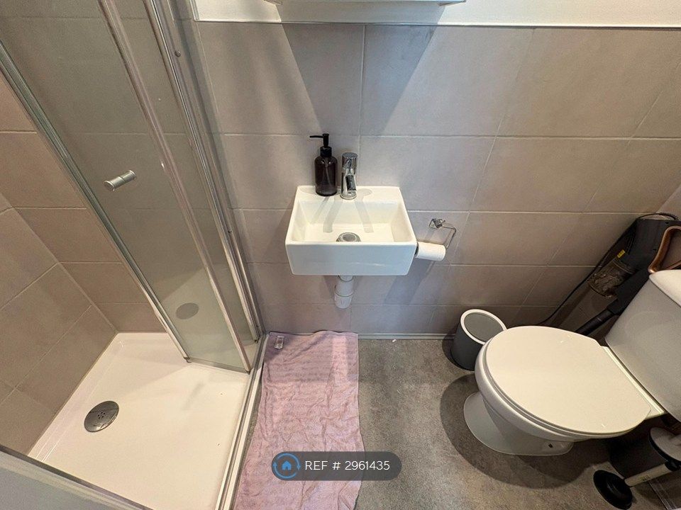 Property photo 3 of 10 Room 1 - En-Suite