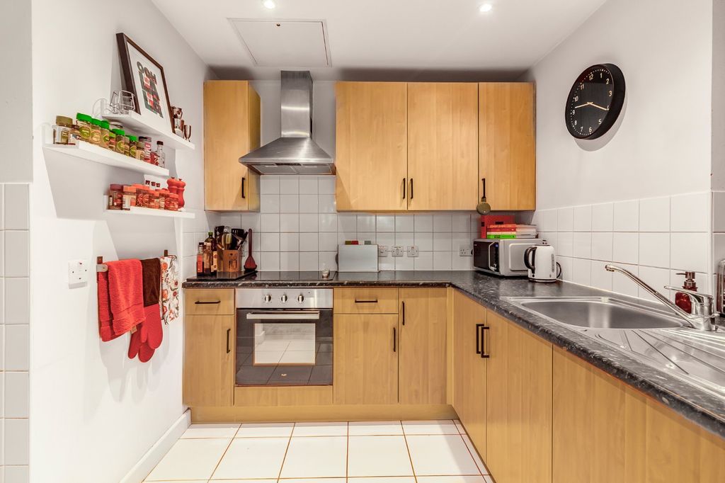 Property photo 2 of 23 Picture No. 17