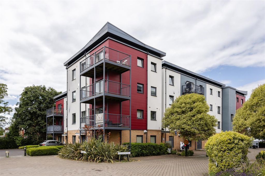 Property photo 1 of 19 Shingly Place, E4