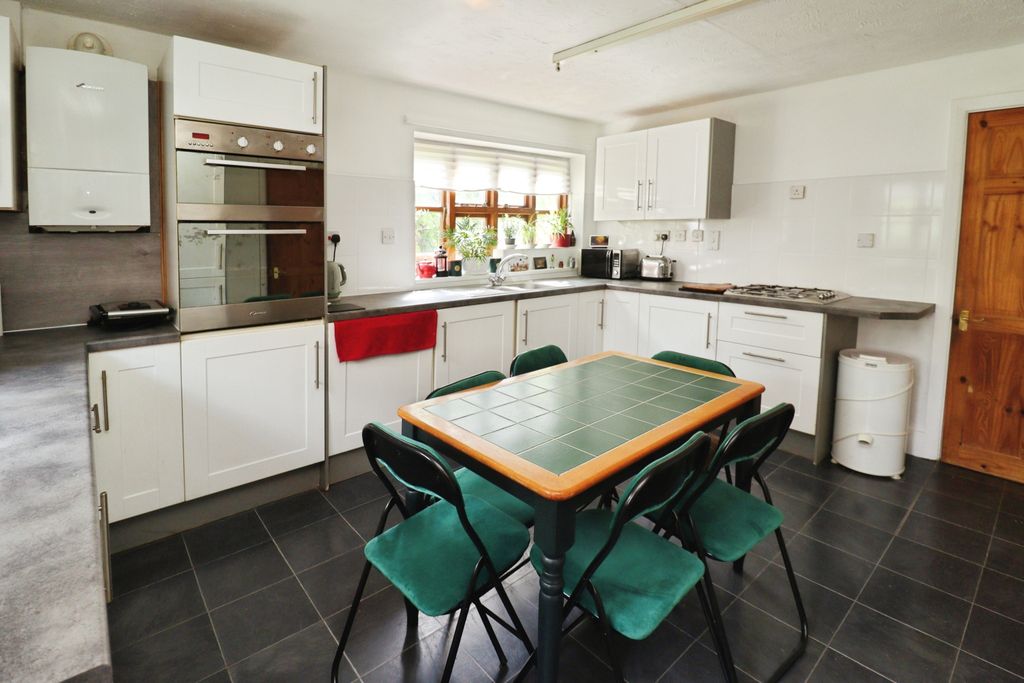 Property photo 2 of 31