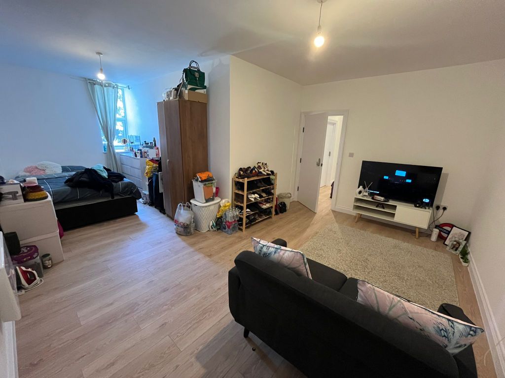 Property photo 1 of 12 Room 2- £700 Available From 01/07/2026