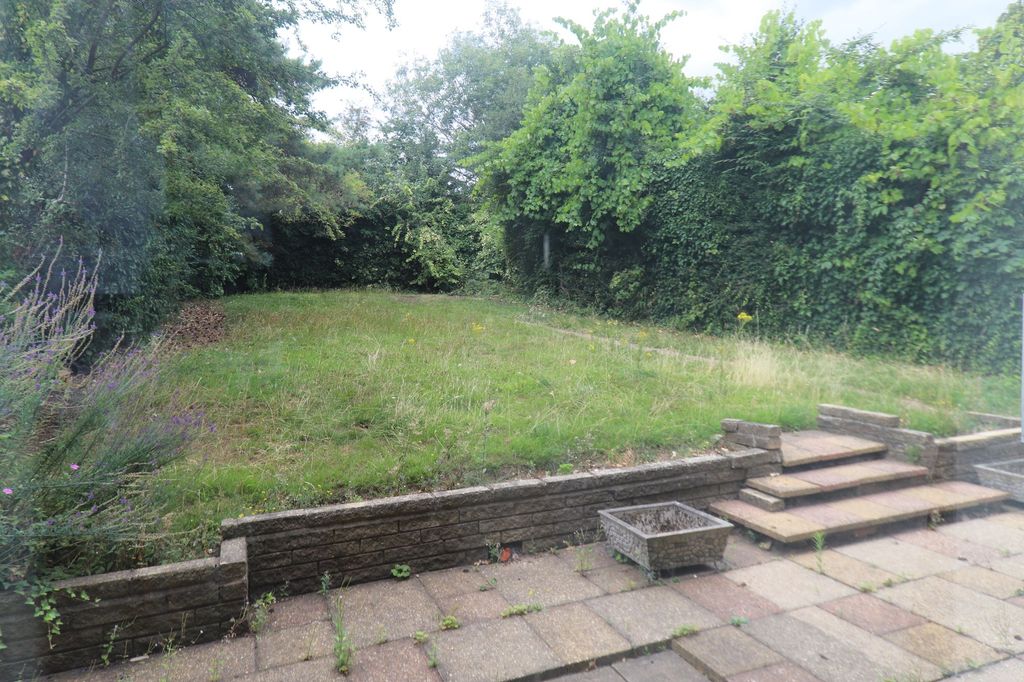 Property photo 2 of 11 Garden