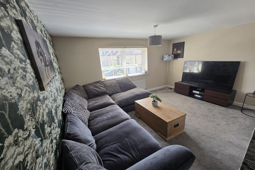 Property photo 2 of 15 Lounge