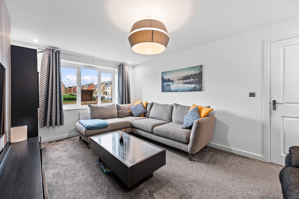 Property photo 3 of 33