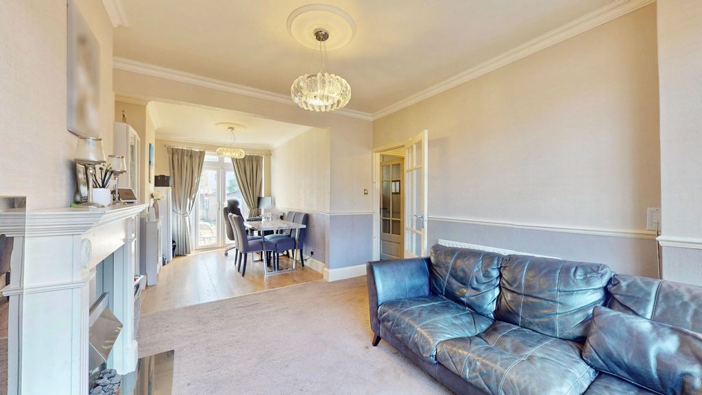 Property photo 2 of 15 Through Lounge