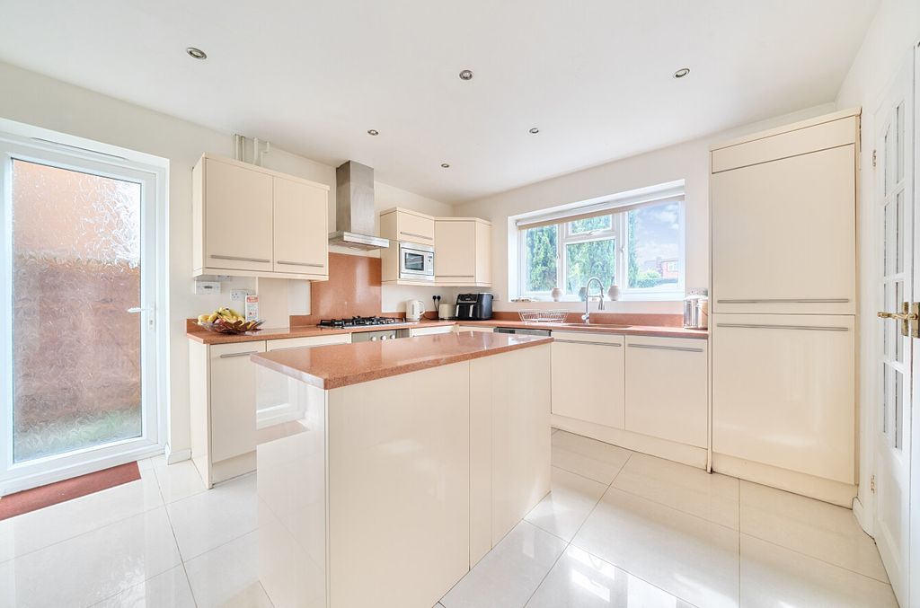 Property photo 2 of 18 1346121-7-68B883c...