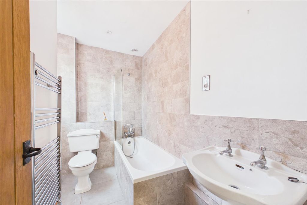 Property photo 3 of 10 Bathroom