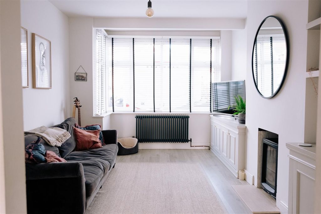 Property photo 1 of 23 Living Room