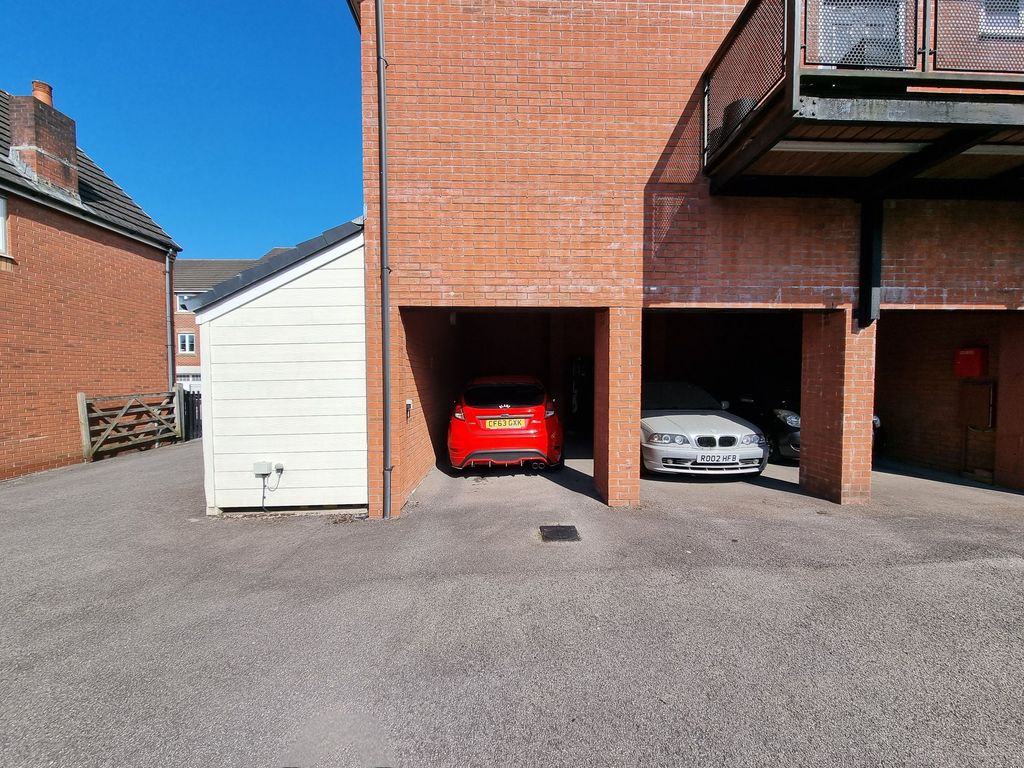 Property photo 2 of 8 Parking