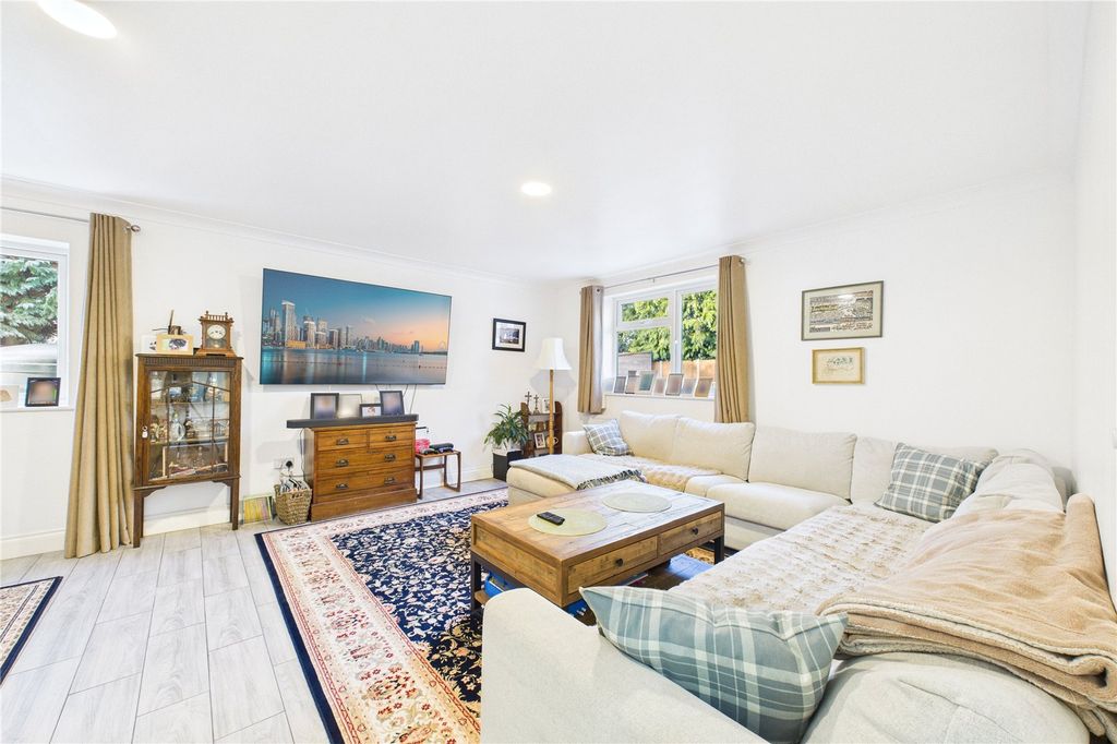 Property photo 2 of 24 Picture No. 11