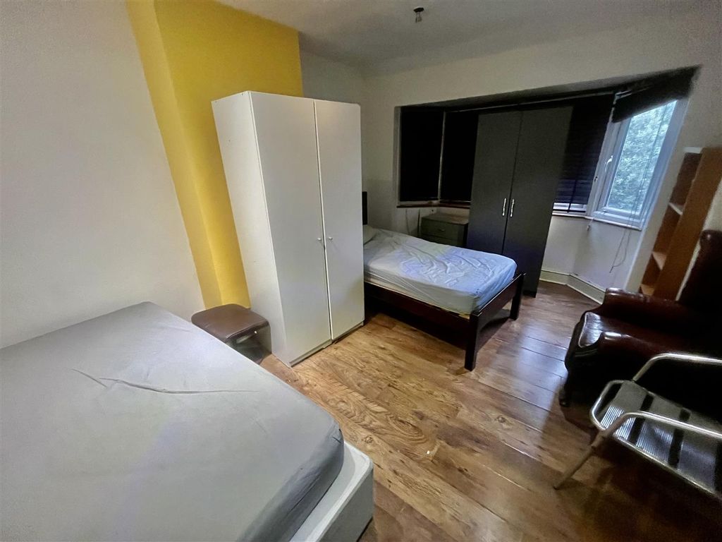 Property photo 2 of 7 Room