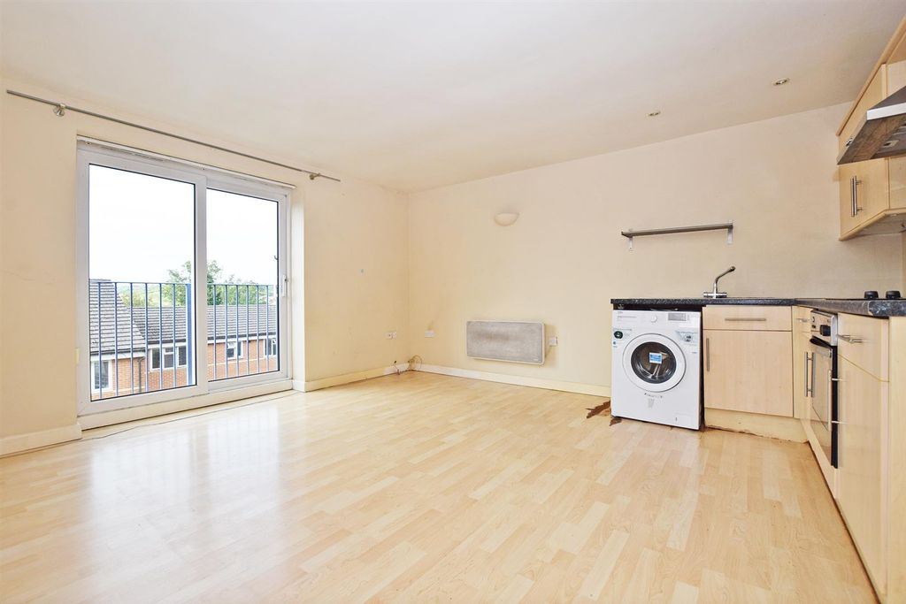Property photo 2 of 6 Kitchen/Lounge