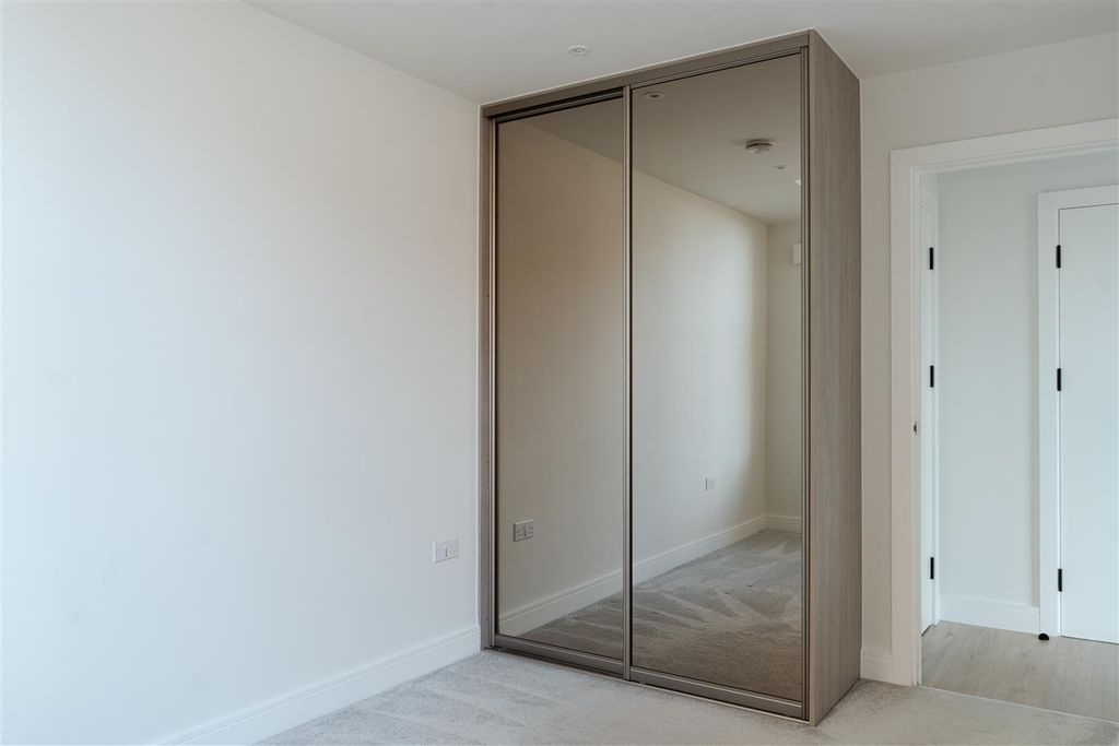 Additional image 8 of 1 bed flat for saleThe Vale, Roebuck Close, Reigate RH2