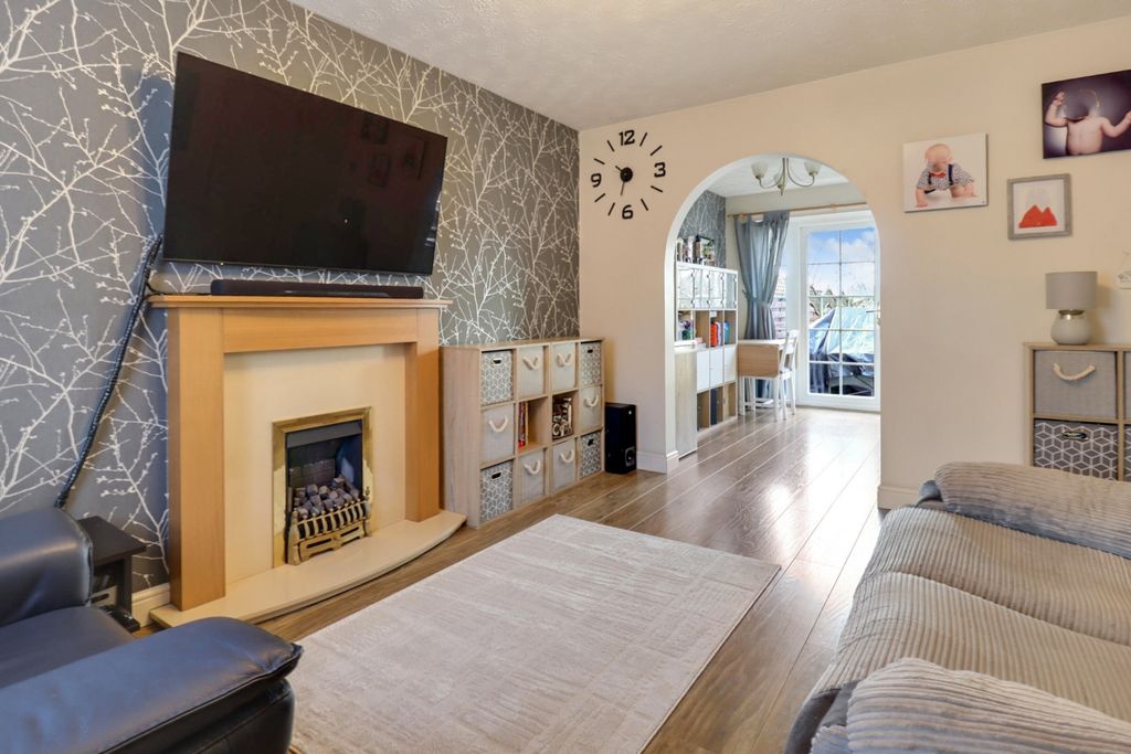 Property photo 2 of 14 Living Diner